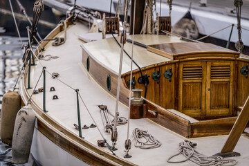 Gros plan sur un bateau à voile amarré © PPJ