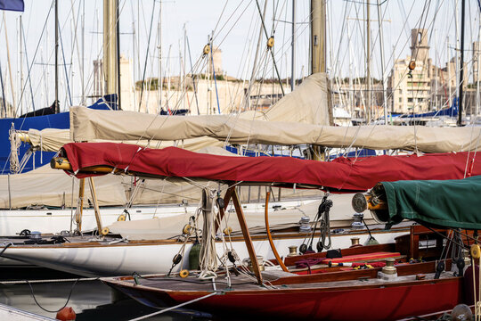 Bateaux &agrave; voile amarr&eacute;s dans le Vieux-Port de Marseille