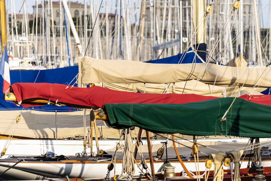 Bateaux &agrave; voile amarr&eacute;s dans le Vieux-Port de Marseille