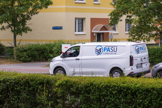 Deutschland , L&uuml;bbenau , 13.06.2026 , Ein Transporter der Logisticfirma , PASU welche auch Sendungen f&uuml;r Amazon zustellt
