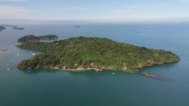 Speedboat Cruising Through Tropical Islands of Paraty Bay | Lancha Navegando Entre Ilhas Tropicais da Ba&iacute;a de Paraty