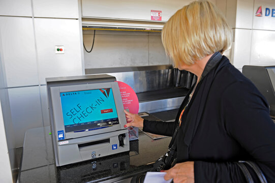 Self Check In Kiosk Detroit Metro Airport Terminal Michigan Traveler. 06.15.26