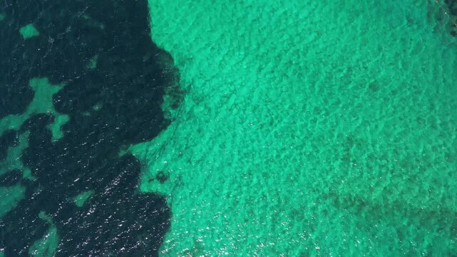 Sardynia - Włochy
Plaża La Sciumara w okolicach Palau. Nagrana dronem, piękny kolor wody, złoty piasek, g&oacute;ry i wyspy, raj na ziemi idealny na wypoczynek. Film z drona