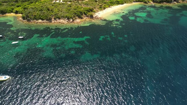 Sardynia - Włochy
Plaża La Sciumara w okolicach Palau. Nagrana dronem, piękny kolor wody, złoty piasek, g&oacute;ry i wyspy, raj na ziemi idealny na wypoczynek. Film z drona