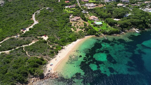 Sardynia - Włochy
Plaża La Sciumara w okolicach Palau. Nagrana dronem, piękny kolor wody, złoty piasek, g&oacute;ry i wyspy, raj na ziemi idealny na wypoczynek. Film z drona