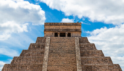 Naklejka premium Top of the Kukulkan Pyramid, Chichen Itza, Yucatan, Mexico.