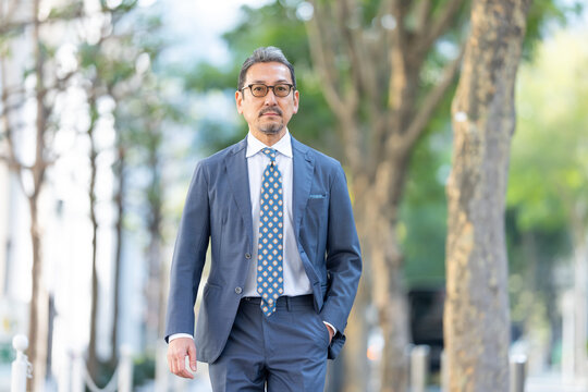ビジネス　男性　歩く