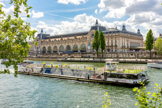 Orsay museum (Musee d&rsquo;Orsay) and cruise boats on Seine river, Paris, France