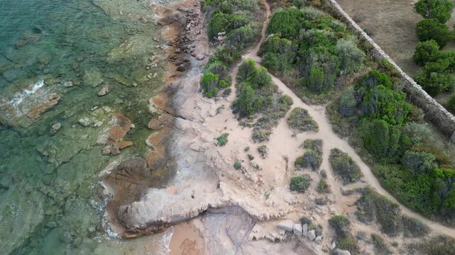 Sardynia - Włochy
Piękna plaża Tanca Manna filmowana dronem z powietrza. Złoty piasek, błekitna woda, piękne plaże, wypoczynek, piękne widoki z powietrza
