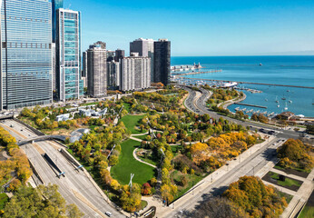 Naklejka premium Autumn city park landscape. Cityscape with fall city park. Chicago cityscape skyline architecture. Skyscraper and landscape. Chicago cityscape. Chicago downtown city park skyline. Travel destination
