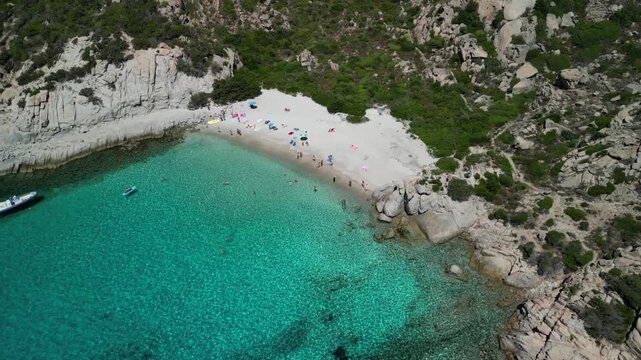 Wyspa Spargi - Sardynia - Włochy
Piękna plaża Corsara filmowana dronem z powietrza. Złoty piasek, błekitna woda, piękne plaże, raj.