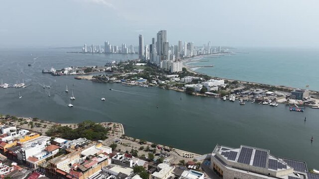 Cartagena: Centro Hist&oacute;rico, Bah&iacute;a y Entrada a Bocagrande | Aerial View of the Historic Center, Bay and Bocagrande Entrance, Colombia.
