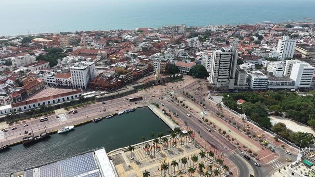 Cartagena: Centro Hist&oacute;rico, Bah&iacute;a y Entrada a Bocagrande | Aerial View of the Historic Center, Bay and Bocagrande Entrance, Colombia.