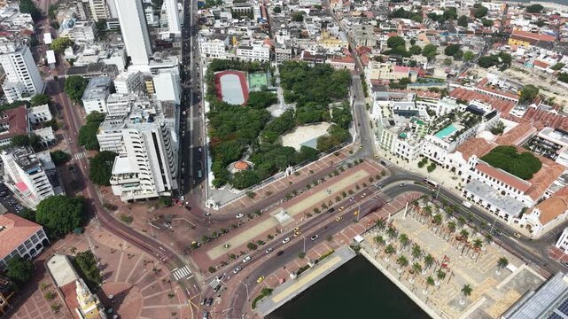 Cartagena: Centro Hist&oacute;rico, Bah&iacute;a y Entrada a Bocagrande | Aerial View of the Historic Center, Bay and Bocagrande Entrance, Colombia.