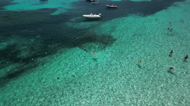 Wyspa Święta Maria archipelag La Maddalena - Sardynia - Włochy
plaża, morze , g&oacute;ry, yacht i skały nagrane dronem w wysokiej jakośći. Piękna mała wyspa obok Sardynii