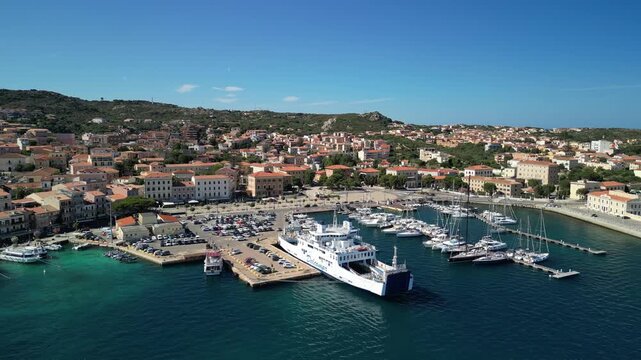 La Maddalena - Sardynia - Włochy
plaża, morze , g&oacute;ry, yacht i skały nagrane dronem w wysokiej jakośći. Miasto na wyspie u wybrzeży Sadynii. 