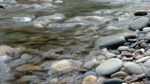 小石を流れる清流 シームレスループ動画背景 16:9 4K