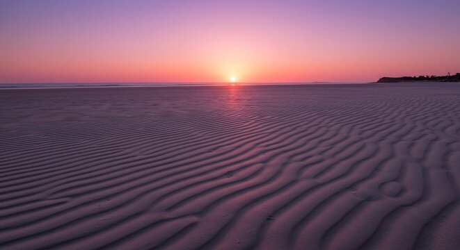 黄金色の夕日が水平線にゆっくりと沈み砂浜を鮮やかな紫とピンクに染める波打つ砂紋が美しい幻想的な海岸の景色. AI Generated