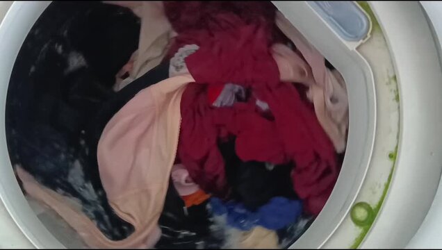 washing process with a single-tub electric washing machine, clothes are spun and sprayed with water