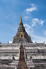 Obraz premium Grand vertical perspective of a traditional Buddhist chedi landmark in Thailand.