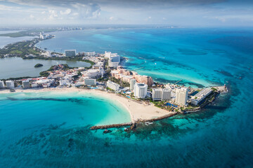 Obraz premium Aerial view of the natural scenery of the beachfront resort in Cancun, Mexico