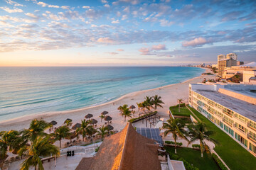 Naklejka premium Caribbean beach scenery at a hotel resort in Cancun, Mexico