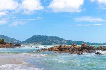 Obraz premium Sun turquoise clear water strong waves rocks tropical blue sky Thailand.
