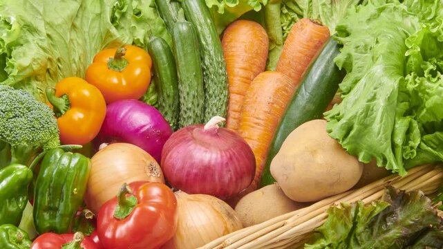 新鮮でカラフルな野菜を沢山並べ撮影・パプリカ・にんじん・玉ねぎ・きゅうり・レタス等の集合