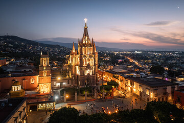 Obraz premium Aerial view of the San Miguel Cathedral in Mexico at night.