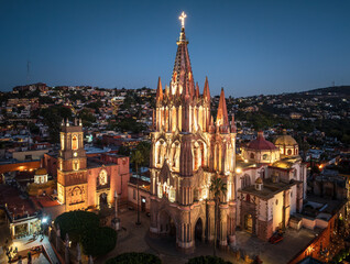 Obraz premium Aerial view of the San Miguel Cathedral in Mexico City at night.