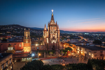 Naklejka premium Aerial view of the San Miguel Cathedral in Mexico City at night.