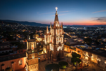 Naklejka premium Aerial view of the San Miguel Cathedral in Mexico City at night.
