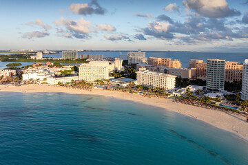 Obraz premium Aerial view of the natural scenery of Cancun coastline, Mexico