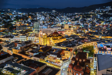 Fototapeta premium Night view of the Basilica of Our Lady of Guanajuato, Mexico