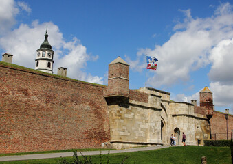 Obraz premium Stambol Gate and Sahat Tower at Kalemegdan Fortress with the city flag flying in Belgrade, Serbia.