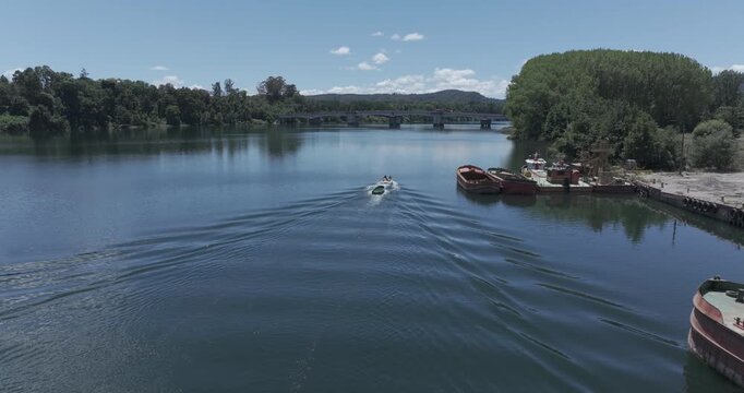 bote en el rio Valdivia