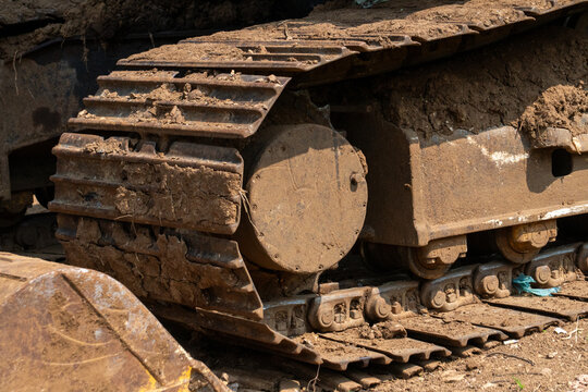 Aggressive metal treads are designed to provide traction on both soft ground and hard surfaces.