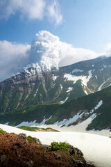 Obraz premium 上富良野町 三段山から撮影した噴煙を吐く十勝岳連峰