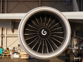 Fototapeta premium 格納庫にとまっている旅客機ボーイングB777のエンジン