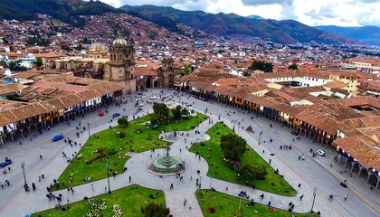 Obraz premium Aerial view of a large public square with a fountain, surrounded by buildings and greenery, in a mountainous city