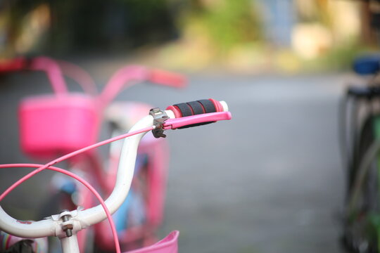 black handgrip fixed on pinky bike