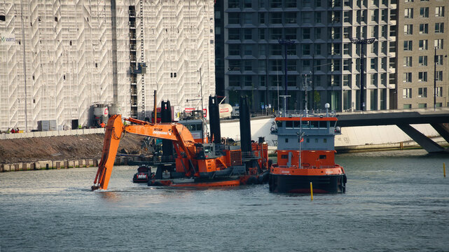 Ein Baggerponton der Firma Wasa Dredging gr&auml;bt am 03. September 2025 im Hafen von Helsinki Finnland
