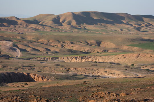 Le d&eacute;sert d'Agafay &agrave; une quarantaine de km de la ville rouge de Marrakech et aux pieds du massif du Haut-Atlas (Maroc, Maghreb, Afrique)