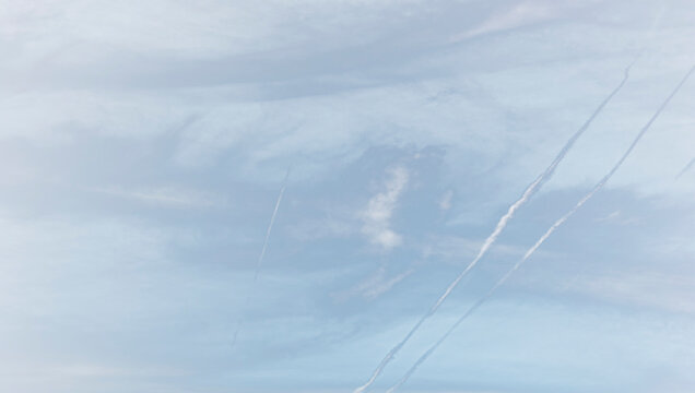Nubes alargadas y estelas de aviones, fotos con fondo trasparente en formato png	