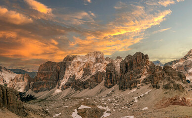 Obraz premium The magic of an unforgettable sunset experienced on the terrace of the Lagazuoi Refuge