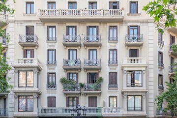 Obraz premium Building Facade in Barcelona, Ornate Balconies, Historic Eixample District Architecture, Classic Residential