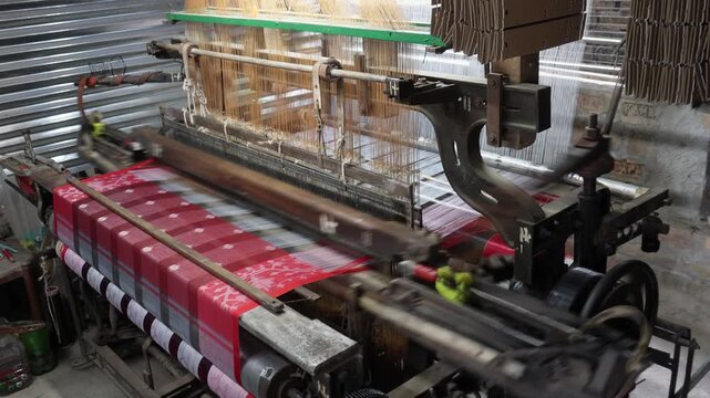 Industrial weaving loom producing fabric at high speed