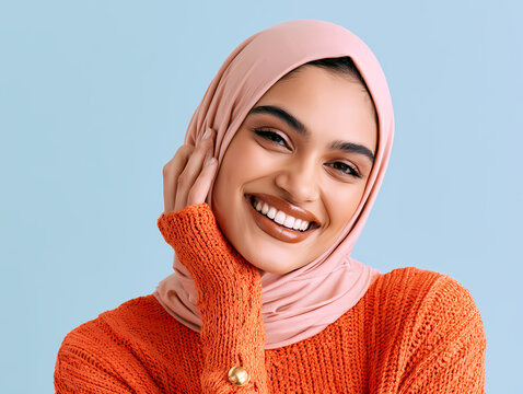 Portraits de Jeunes Femmes Musulmanes Asiatiques Souriantes en Hijab et V&ecirc;tements Oranges