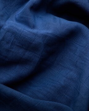 Gros plan de tissu bleu textur&eacute; avec plis souples