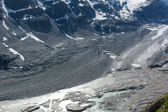 Panoramic View of Snow‑Covered Alpine Peaks